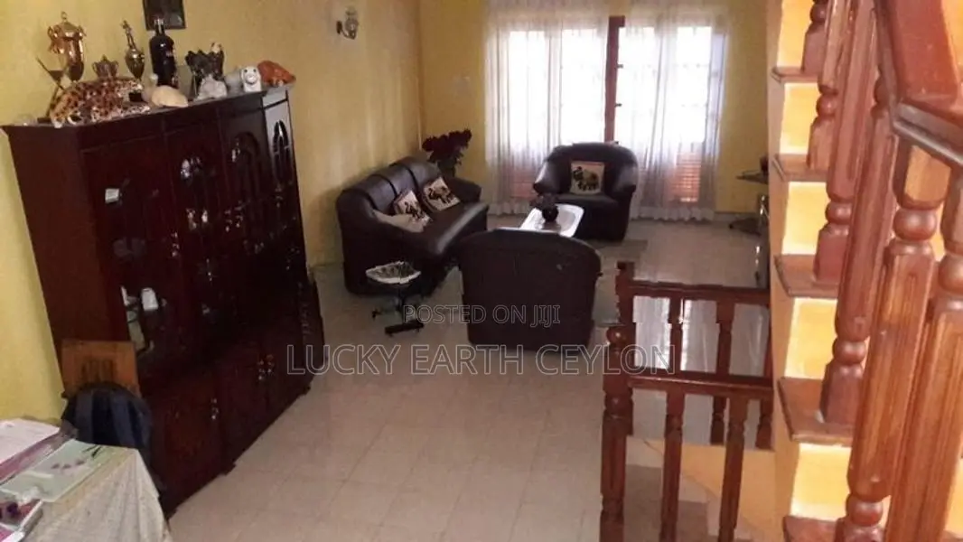 Peradeniya 2 Storey Unfurnishef House for Sale (S127)