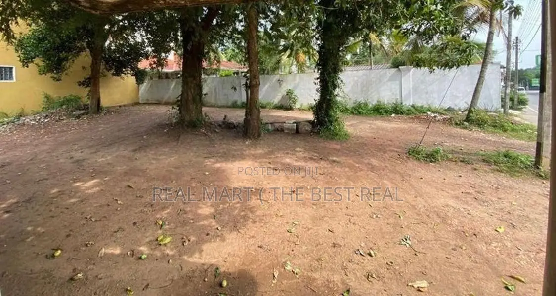 Battaramulla : 9P Commercial Land for Sale facing Akuregoda Road
