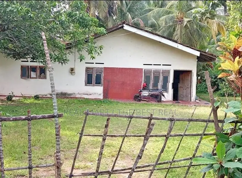 Beruwala : 38 Perches commercial Land for Sale at Moragalle