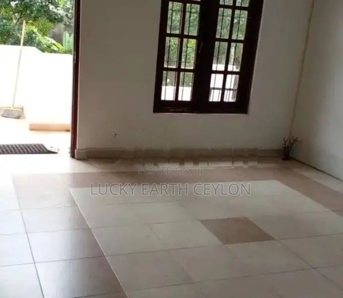 Talawatugoda, 1st Floor Unfurnished House For Rent (ZM1052)