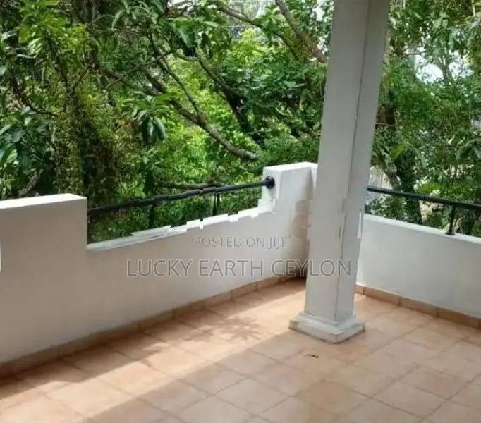 Talawatugoda, 1st Floor Unfurnished House For Rent (ZM1052)