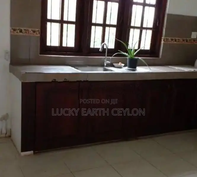 Talawatugoda, 1st Floor Unfurnished House For Rent (ZM1052)