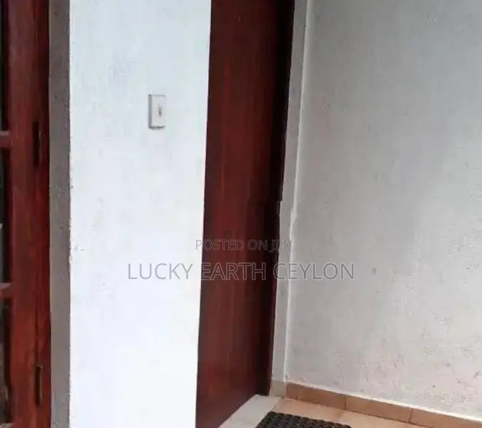 Talawatugoda, 1st Floor Unfurnished House For Rent (ZM1052)