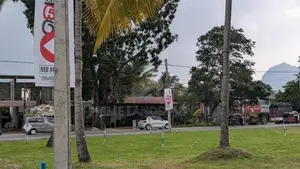 දඹුලු පාරට මුහුණලා ව්‍යාපාරික බිම් කොටසක්