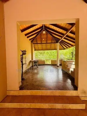 Kandy : 5BR (12P) House for Sale at Dodamwala