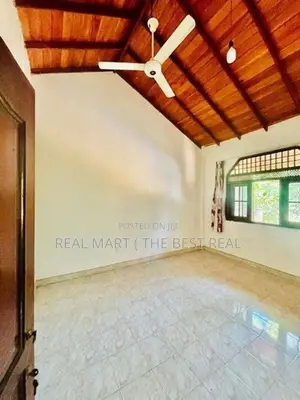 Kandy : 5BR (12P) House for Sale at Dodamwala