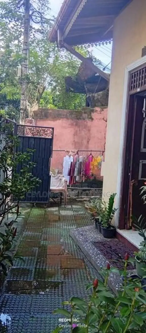 Valuable Small Plot of Only Land For Sale,(With House)Near Nawinna