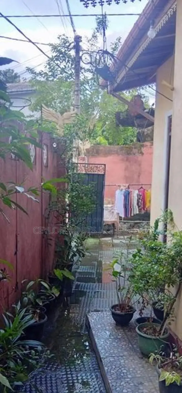 Valuable Small Plot of Only Land For Sale,(With House)Near Nawinna