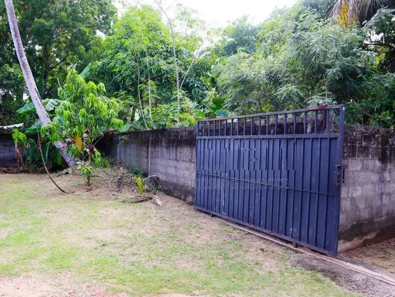 Land for Sale in Katunayake with a House