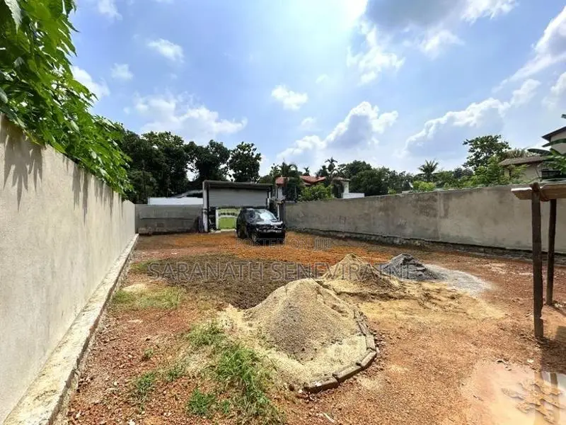 Bare Land For Sale in Boralesgamuwa Werahara - Parapet Walls Roller Ga