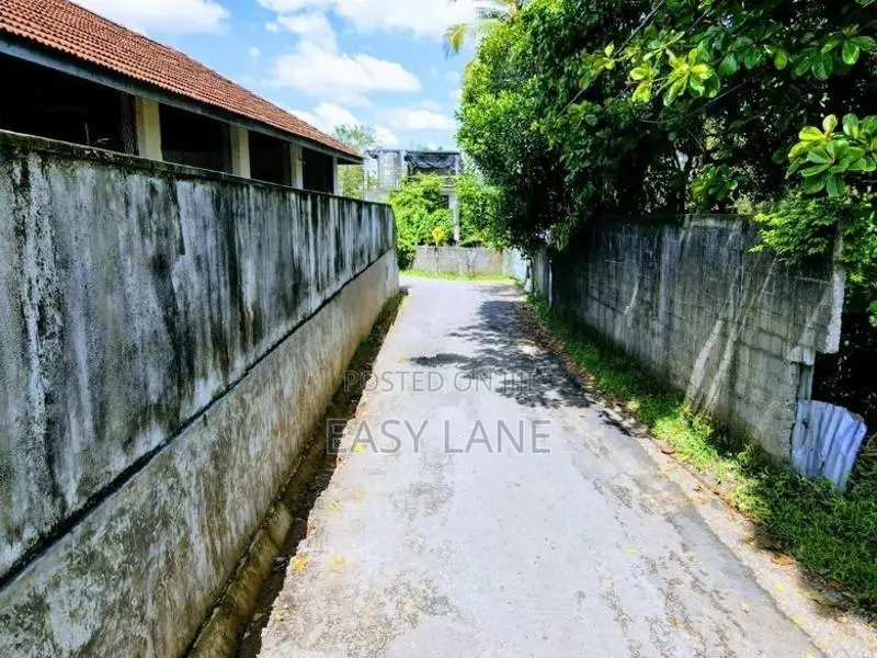 නිට්ටඹුව නගර මධ්‍යයෙන් ⁣කොළඹ /නුවර මාර්ගයෙන් දෙවන ඉඩම