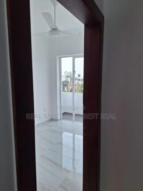 Colombo 5 : Brand new 3BR Apartment for Sale