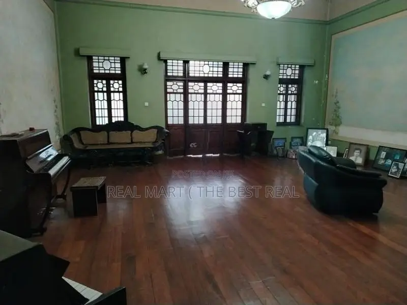 Panadura : 6,000sf Car Sale (60 parking) for rent