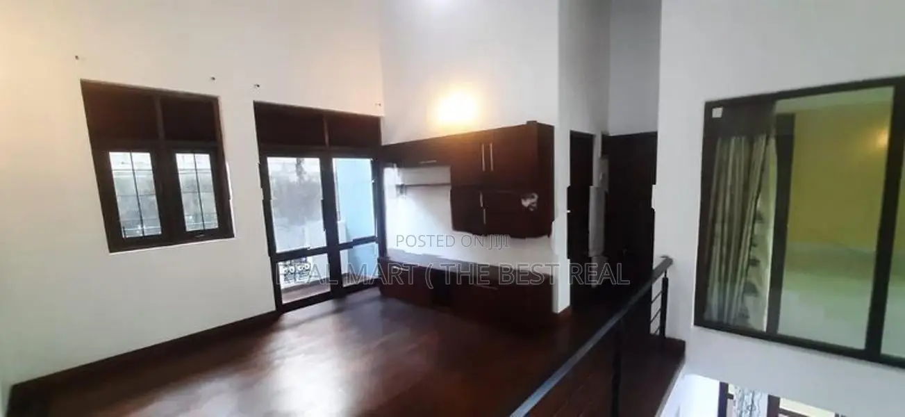 Nugegoda : 5BR (10.4P) House for Sale at Mirihana