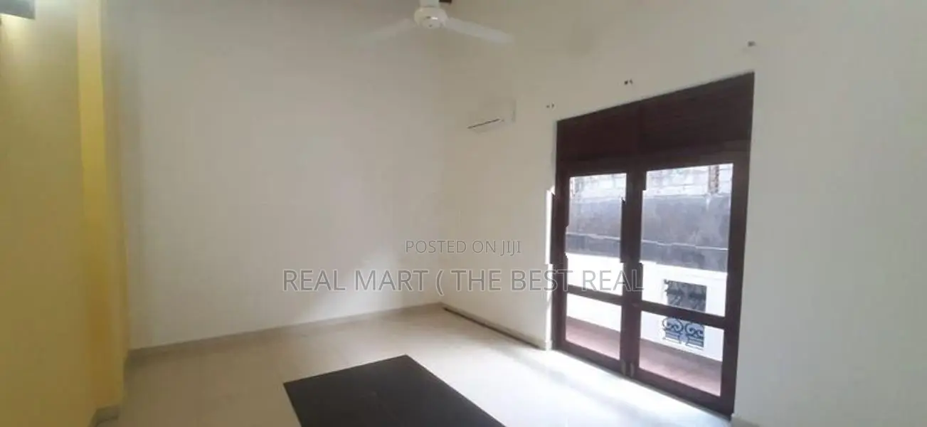Nugegoda : 5BR (10.4P) House for Sale at Mirihana