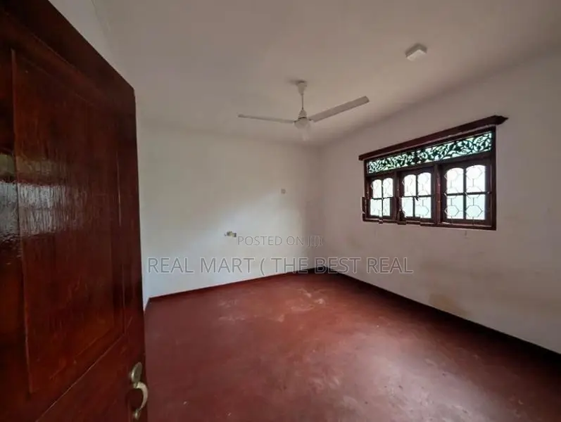 Homagama : 2,600sf Building for Sale