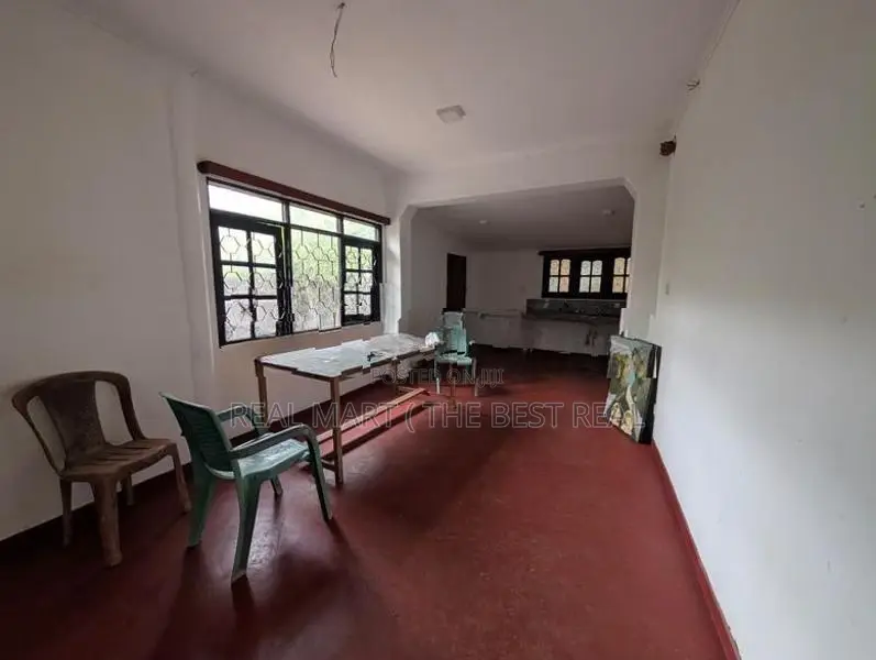 Homagama : 2,600sf Building for Sale