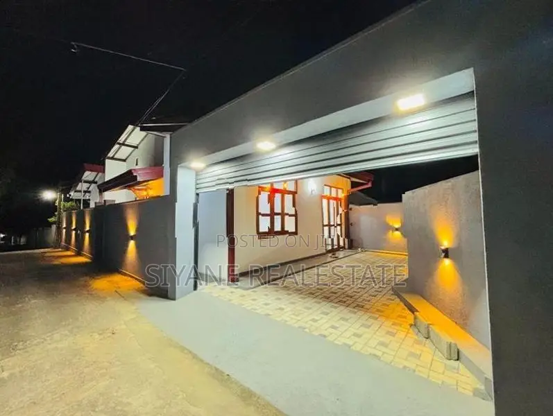 Modern House for Sale in Athurugiriya