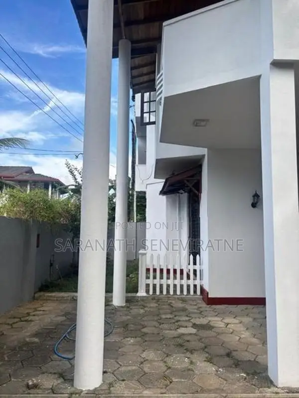 House in Kaduwela Pahala Bomiriya