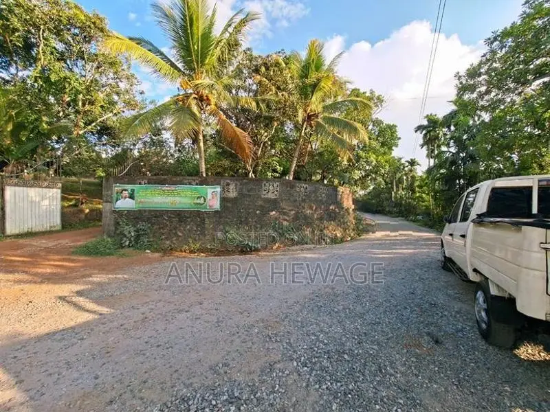 හෝමාගමට 300m ක් දුරින් පිහිටි වටිනා ඉඩමක් විකිණීමට ඇත. (ID : HMGA006S)