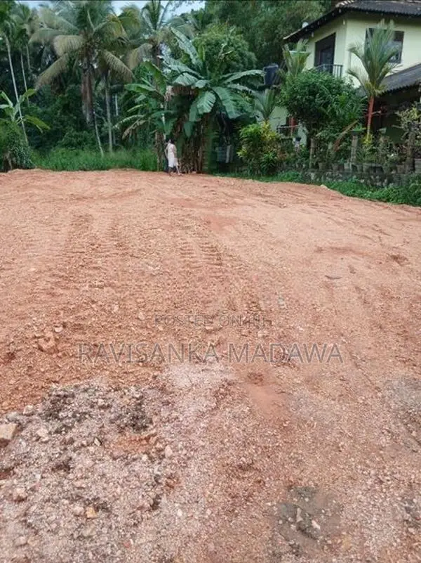 මීගමුව ප්‍රධාන මාර්ගයේ ඉඩමක්