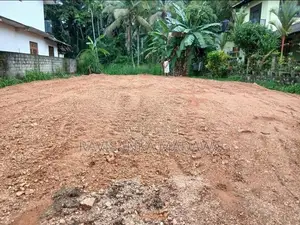 මීගමුව ප්‍රධාන මාර්ගයේ ඉඩමක්