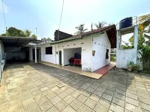 House With 1st Floor Slab Wathara Kesbewa Polgasowita -21 perches