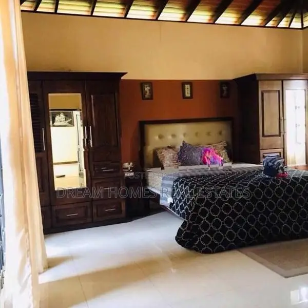 Three-Story Luxury Home with Gym in Kadawatha