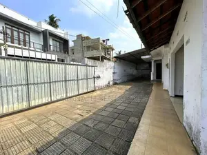 House With 1st Floor Slab Wathara Kesbewa Polgasowita -21 perches