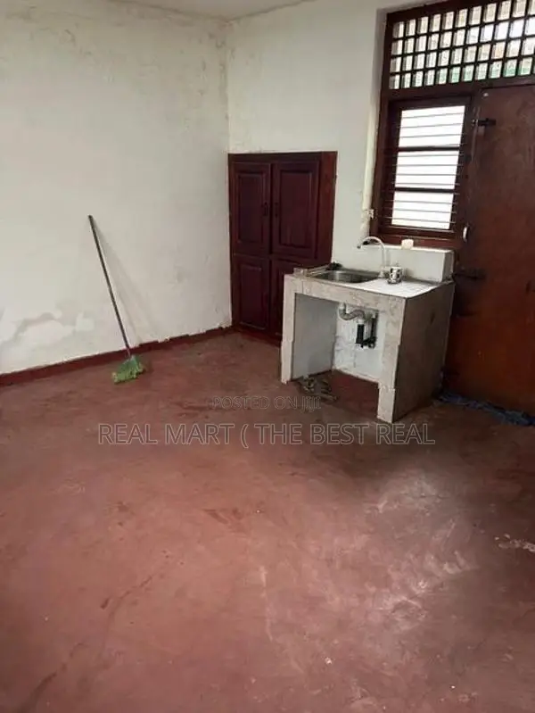Nugegoda : 23.75 perches Bare Land with house for Sale