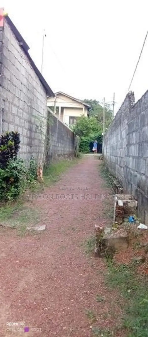 A Long Piece of Land (දිග් අතට පිහිටා ඇති ඉඩමක්) For Sale in Wattegeda