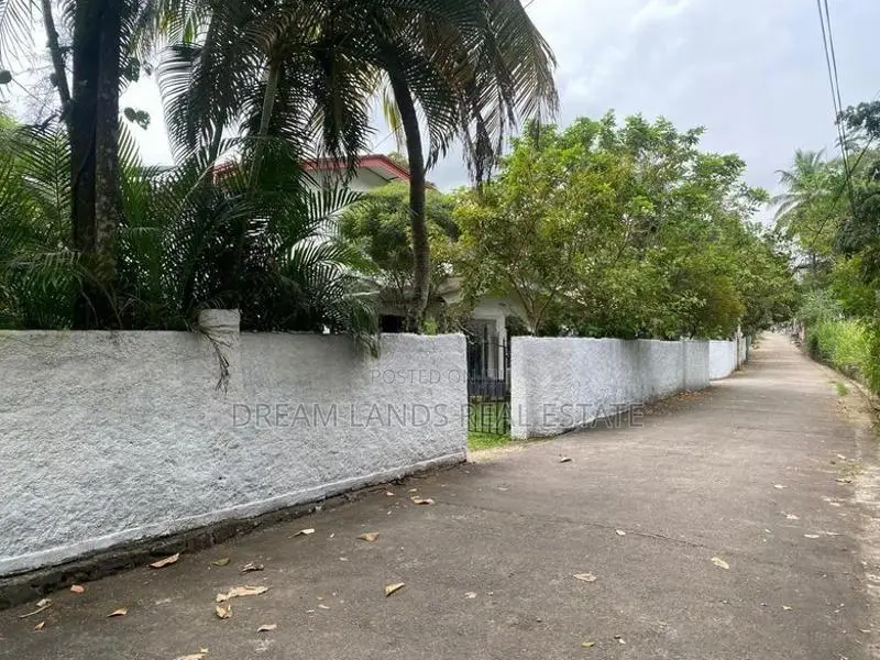 COMMERCIAL PROPERTY FOR SALE IN POLGAHAWELA (SP1049)