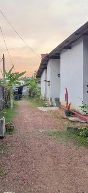 A Long Piece of Land (දිග් අතට පිහිටා ඇති ඉඩමක්) For Sale in Wattegeda
