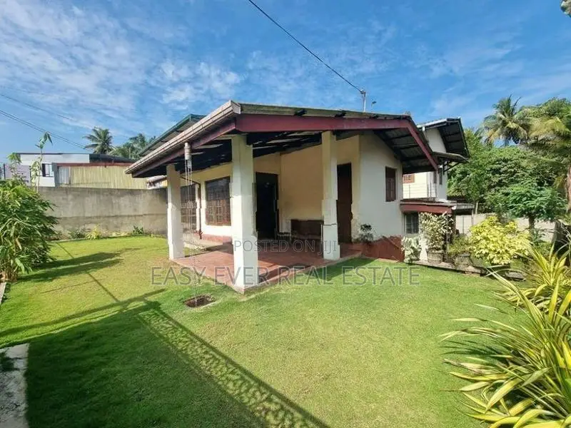 කොළඹ–නුවර ප්‍රධාන මාර්ගයට මුහුණලා දෙමහල් නිවස