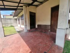 කොළඹ–නුවර ප්‍රධාන මාර්ගයට මුහුණලා දෙමහල් නිවස