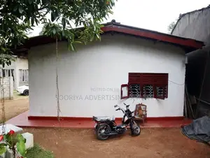 Kottawa Land with House for Sale in Hiripitiya