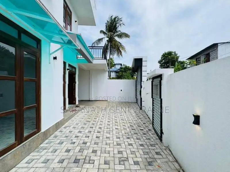 Brand-New Modern House in Athurugiriya