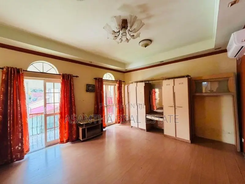 Super Luxury House With 18.6 P Sale At Battramulla