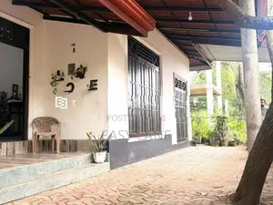 ප්‍රධාන බස් මාර්ගයන්ට 700m දුරින් වටිනා දෙමහල් නිවසක්