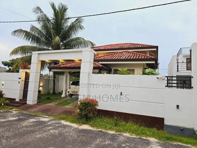 Luxury House with Fully Furniture For Sale in Negombo