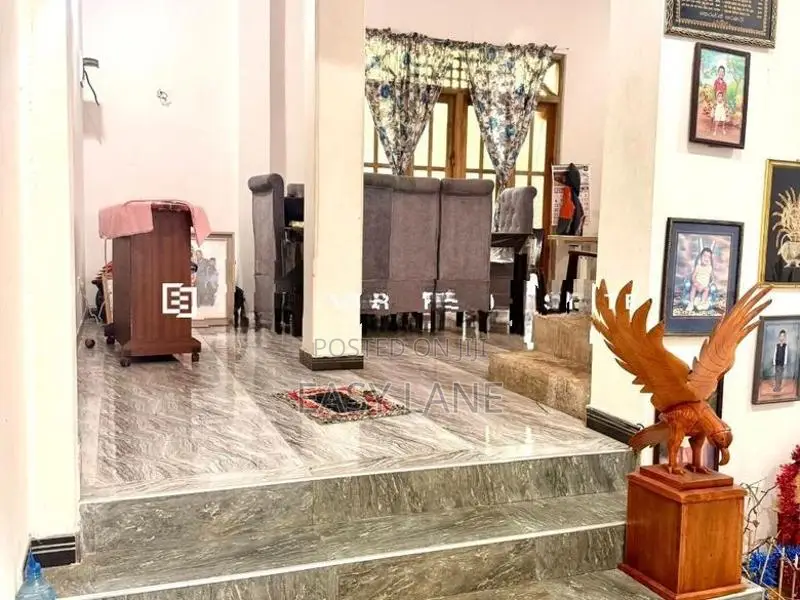 ප්‍රධාන බස් මාර්ගයන්ට 700m දුරින් වටිනා දෙමහල් නිවසක්