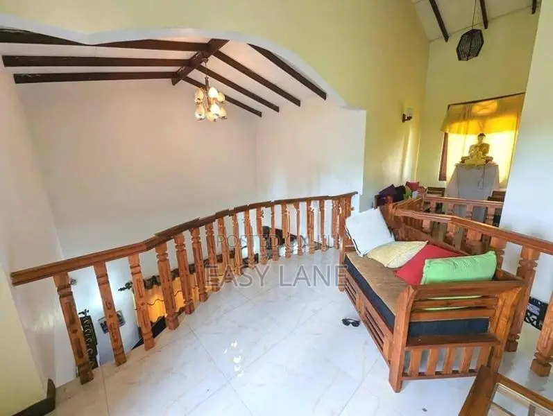 ප්‍රධාන පාරට 350M දෙමහල් නිවසක් විකිණීමට Ragama