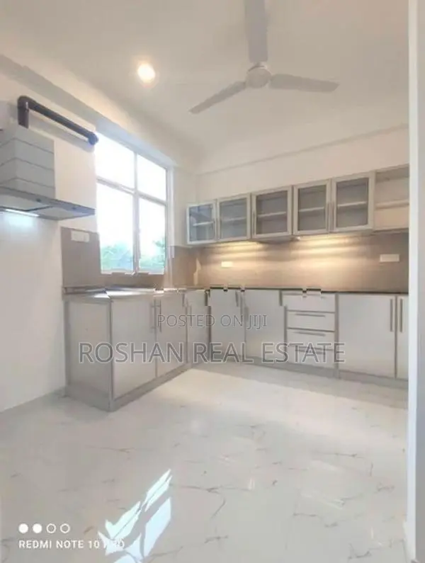 MODERN 3 STORY HOUSE FOR RENT KOSWATTA CH2270