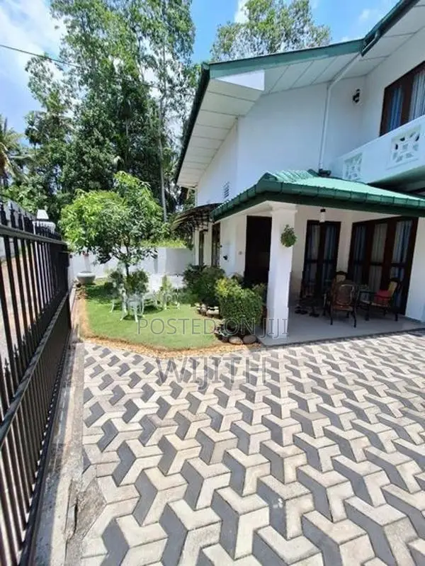 අලුතින් ඉදිවන ජයවර්ධනපුර විශ්වවිද්‍යාලටආසන්නයේ පදිංචිවියට දෙමහල් නිවසක