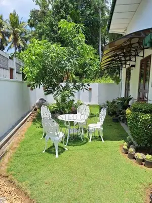 අලුතින් ඉදිවන ජයවර්ධනපුර විශ්වවිද්‍යාලටආසන්නයේ පදිංචිවියට දෙමහල් නිවසක