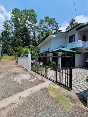 අලුතින් ඉදිවන ජයවර්ධනපුර විශ්වවිද්‍යාලටආසන්නයේ පදිංචිවියට දෙමහල් නිවසක