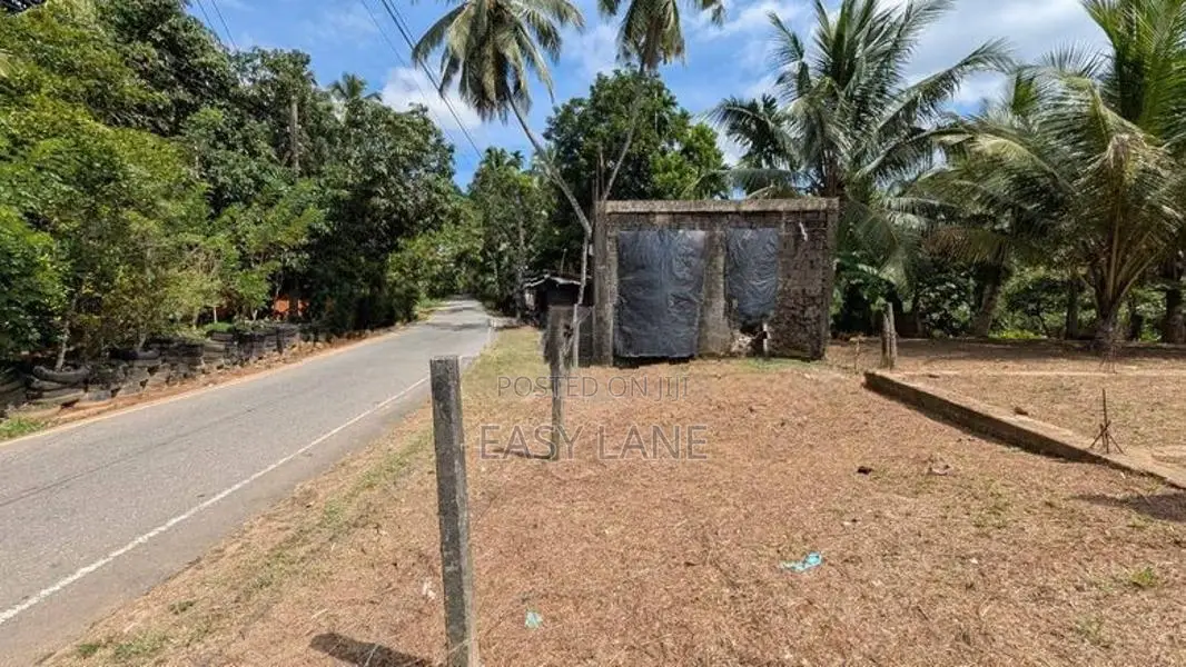 හංවැල්ල - මල්වාන බස් පාරට මායිම්ව ව්‍යාපාරික ඉඩමක්