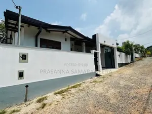අලුතින් ඉදි වු නිවසක් විකිණීමට Piliyandala Town