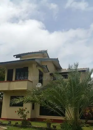 Moratuwa Lunawa, Uyana Road 3 BR Upstairs House on 11 P Land for Sale
