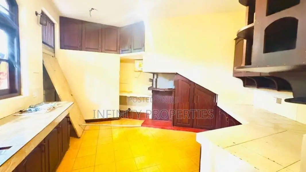 10 Perch 2-Storey House for Sale - Mount Lavinia, Galle Road